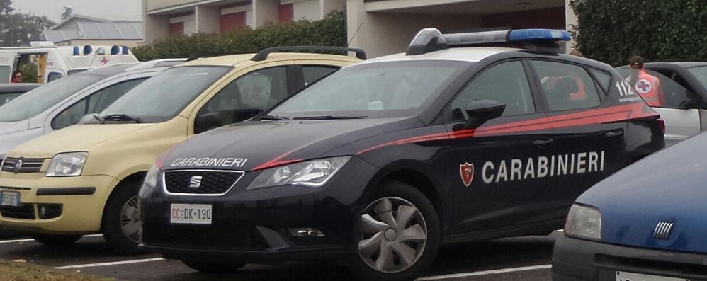 I carabinieri davanti alla palazzina teatro della lite