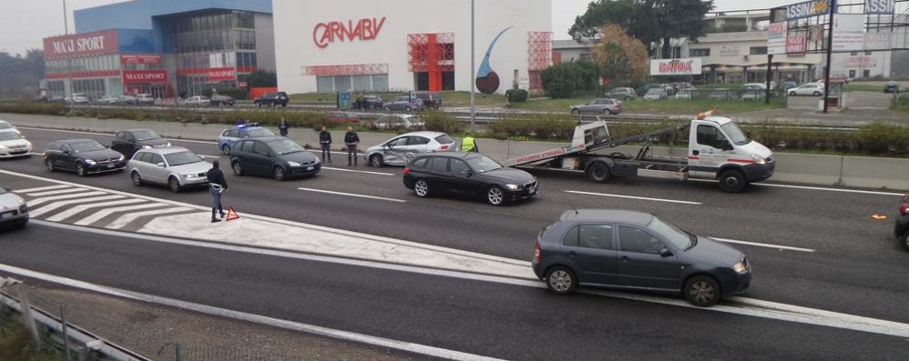 L’auto che ha imboccato contromano la Valassina