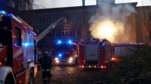 Carate Brianza, l’incendio in via Fiume domenica 11 dicembre 2016 - foto Edoardo Terraneo