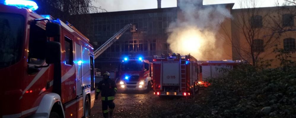 Carate Brianza, l’incendio in via Fiume domenica 11 dicembre 2016 - foto Edoardo Terraneo