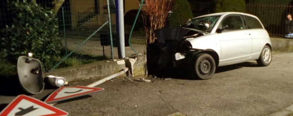 La macchina distrutta dopo l’incidente