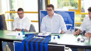 Il mister del Renate Luciano Foschi, secondo da destra, nel giorno della sua presentazione