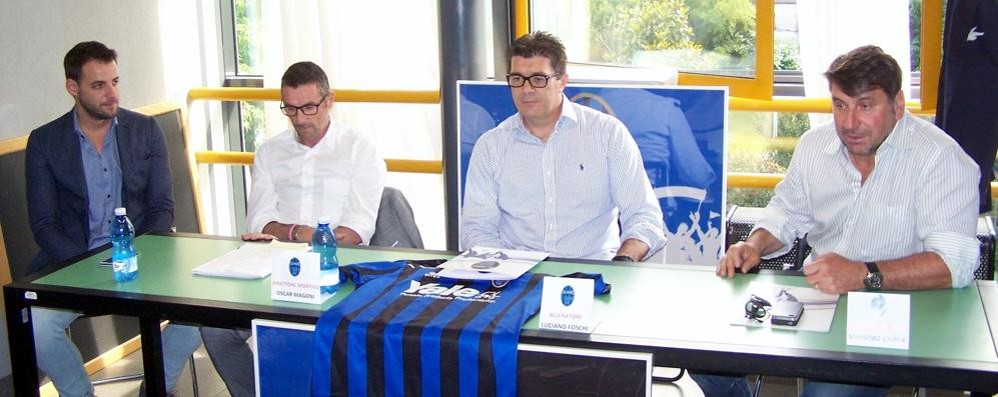 Il mister del Renate Luciano Foschi, secondo da destra, nel giorno della sua presentazione