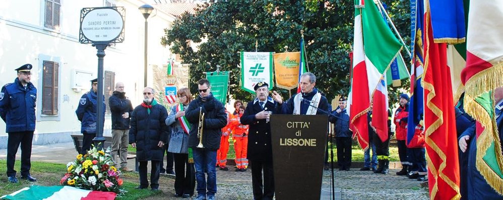 La cerimonia nel nuovo piazzale Pertini con le associazioni e la benedizione del parroco don Tiziano Vimercati