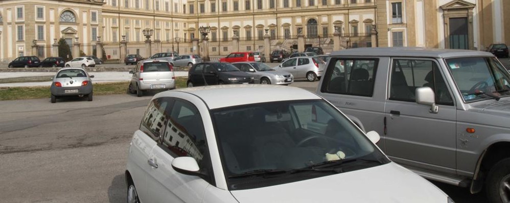 Monza, l’avancorte della Villa reale a uso parcheggio qualche anno fa