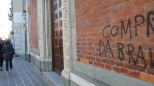 Le scritte in centro a Monza