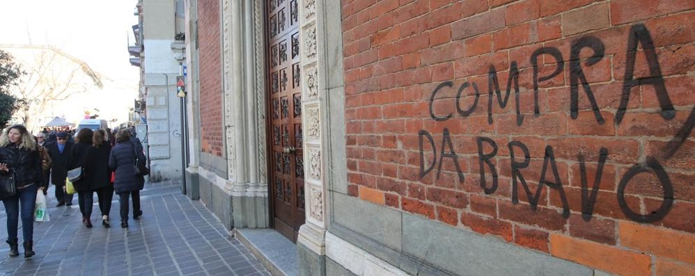 Le scritte in centro a Monza