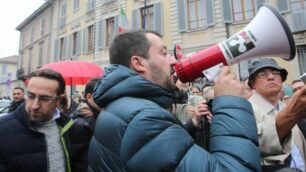 radaelli Monza Presidio Lega Nord con Matteo Salvini davanti alla prefettura per protestare contro l insediamento di esuli in via Asiago