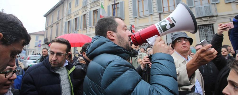 radaelli Monza Presidio Lega Nord con Matteo Salvini davanti alla prefettura per protestare contro l insediamento di esuli in via Asiago