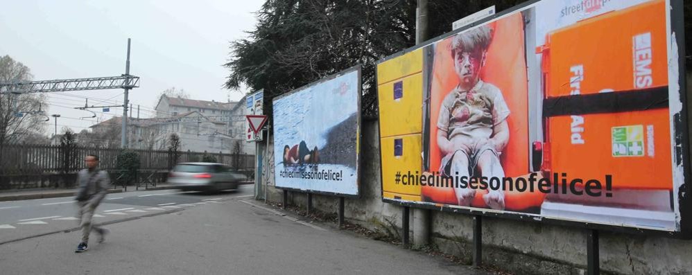 Monza. i manifesti affissi da Felice Terrabuio per il suo nuovo progetto di “urban art”