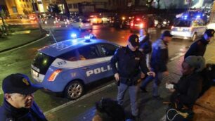 Un controllo della polizia in stazione