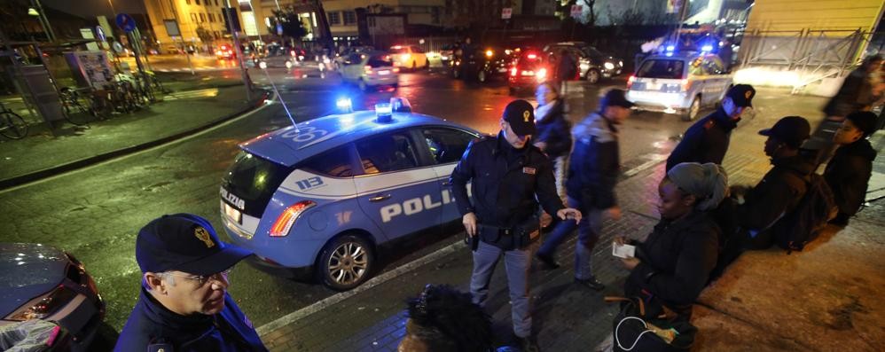 Un controllo della polizia in stazione