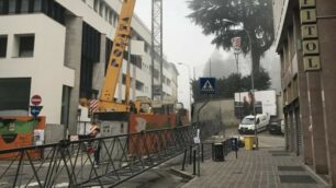 Monza, via Pennati chiusa al traffico: si smonta gru del cantiere