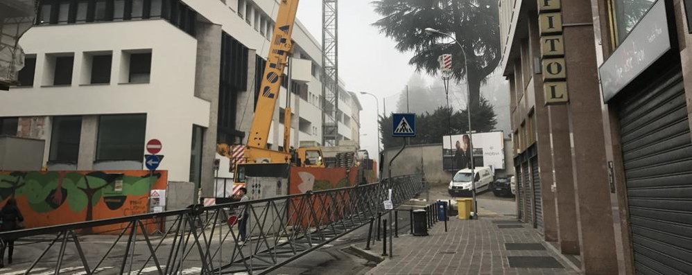 Monza, via Pennati chiusa al traffico: si smonta gru del cantiere