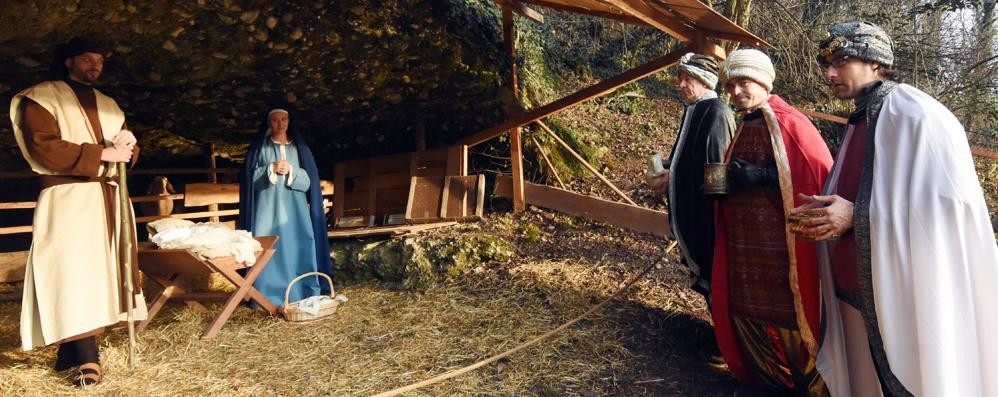 La visita dei Re Magi alla grotta con la Natività