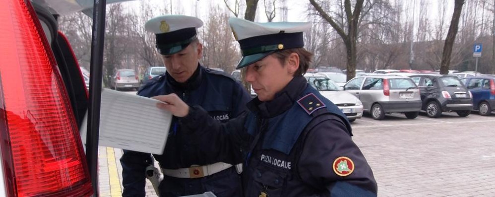 I due agenti in servizio al controllo di Cesano Maderno