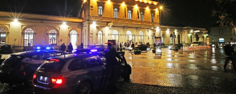 I controlli della polizia in stazione, a Monza