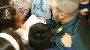 Terremoto, la consegna ai bambini di Accumoli dei regali raccolti in una scuola dell’infanzia di Desio: sono stati portati da una delegazione della polizia provinciale