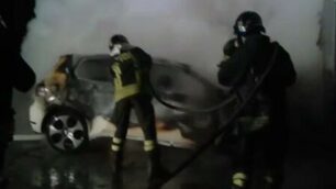 Quel che resta dell’auto mentre i vigili del fuoco stanno spegnendo le ultime fiamme