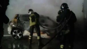 Quel che resta dell’auto mentre i vigili del fuoco stanno spegnendo le ultime fiamme