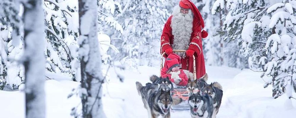 Un bambino in slitta con Babbo Natale