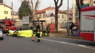 Villasanta, i soccorsi  all’uomo salito sulla gru  - foto Valeria Pinoia