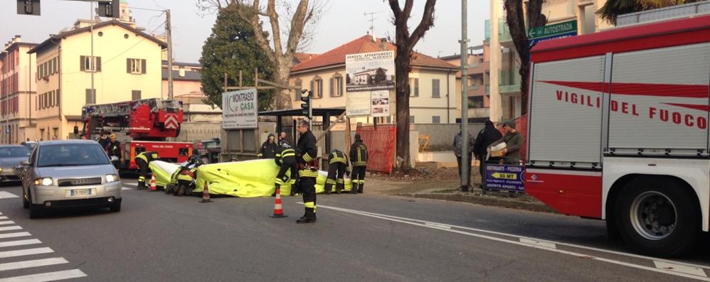 Villasanta, i soccorsi  all’uomo salito sulla gru  - foto Valeria Pinoia