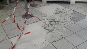 Le piastrelle rotte in ufficio postale a Muggiò