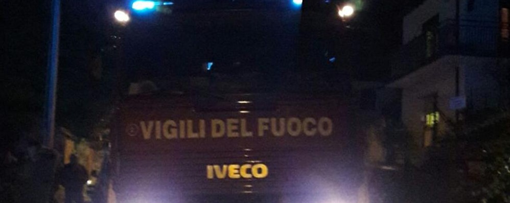 Un mezzo dei vigili del fuoco a Varedo