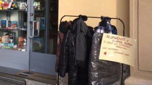 Monza, il progetto di scambio dei cappotti promosso da Salvagente: prima ad aderire la libreria Duomo