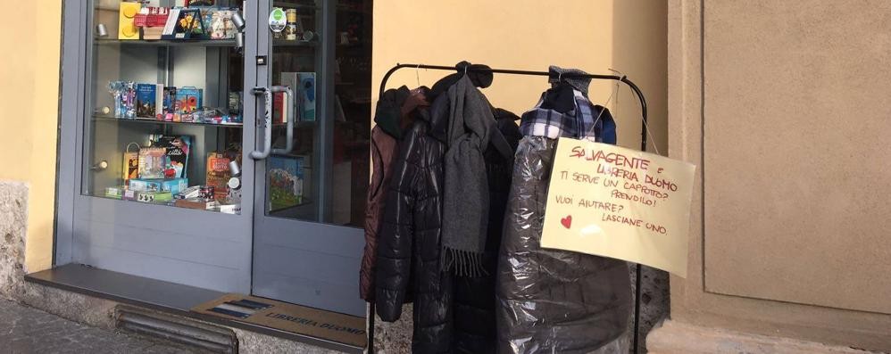Monza, il progetto di scambio dei cappotti promosso da Salvagente: prima ad aderire la libreria Duomo