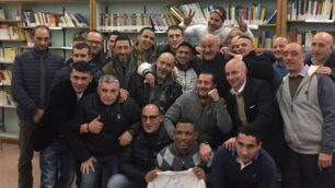 Bisio (al centro) durante la sua visita al carcere di Monza