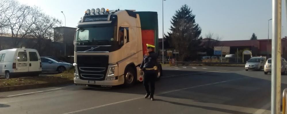 Controlli della polizia stradale sul ponte della Milano-Meda