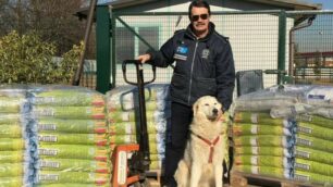 Il presidente Enpa Monza Brianza, Giorgio Riva, e Gwen con i bancali di cibo inviati in Abruzzo