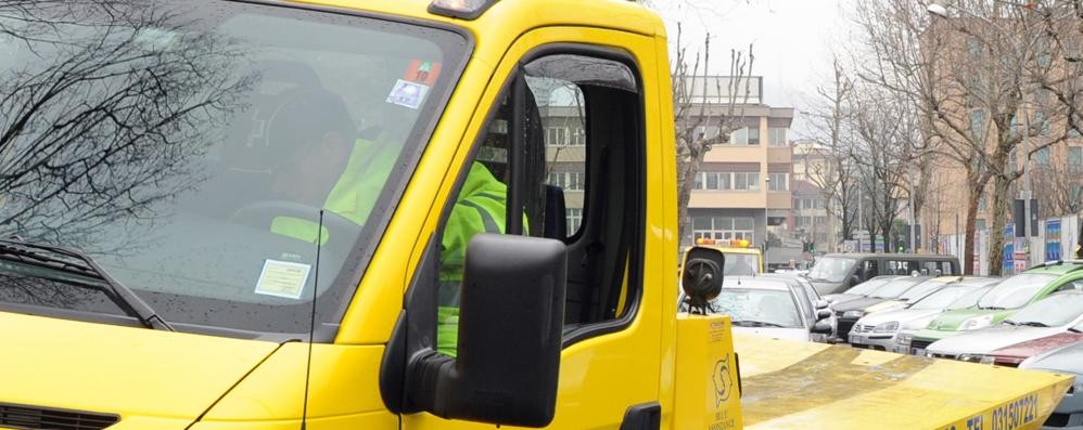 Un carro attrezzi in azione