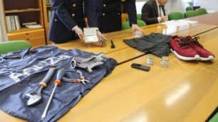 La droga e gli arnesi da scasso dell’arrestato