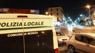 Gli agenti hanno organizzato un mini van per trasportare i fermati in Questura a Milano