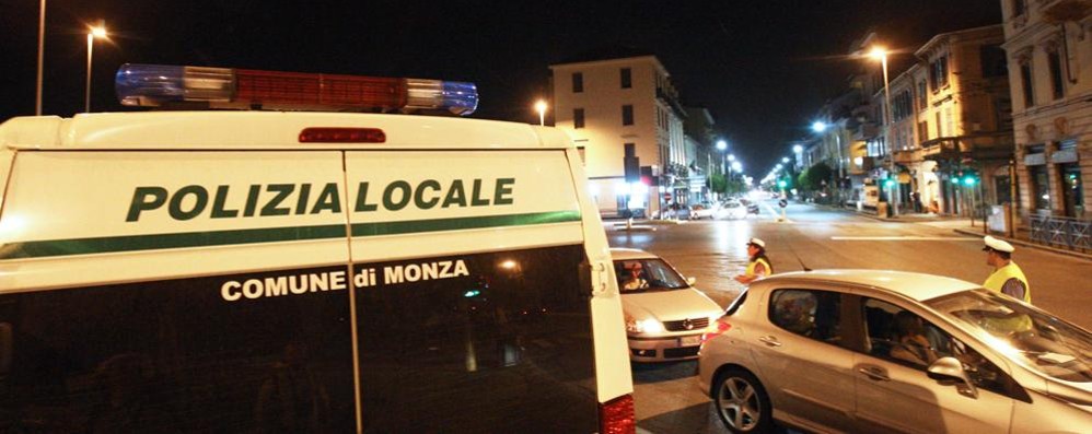 Gli agenti hanno organizzato un mini van per trasportare i fermati in Questura a Milano