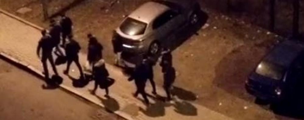 Desio, il video girato da un cittadino in via Matteotti, un gruppo di ragazzi dà un calcio a un'auto parcheggiata