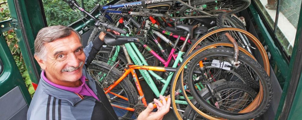 Monza Lorenzo Locati con alcune biciclette raccolte per la Siria