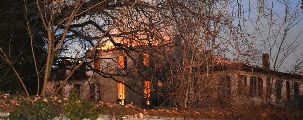 Limbiate, incendio a Villa Medolago: foto scattate intorno 18-19 del 6 gennaio 2017 - contributo Gianluigi Antinori