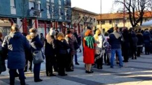 La fila a Nova per firmare la petizione contro la soppressione delle linee bus Z225 e Z227