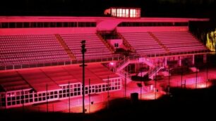Monza, la tribuna dell’autodromo illuminata di rosa per il Giro d'Italia 100