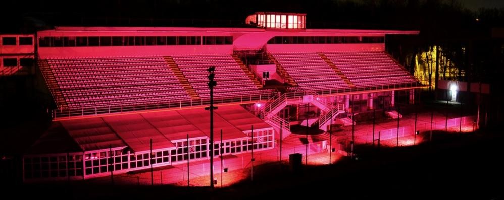 Monza, la tribuna dell’autodromo illuminata di rosa per il Giro d'Italia 100