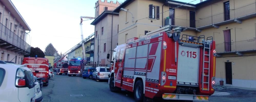 Lentate sul Seveso: vigili del fuoco in vicolo Fiume a Camnago