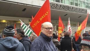 Una protesta dei lavoratori della Linkra di Agrate davanti alla sede della Regione Lombardia