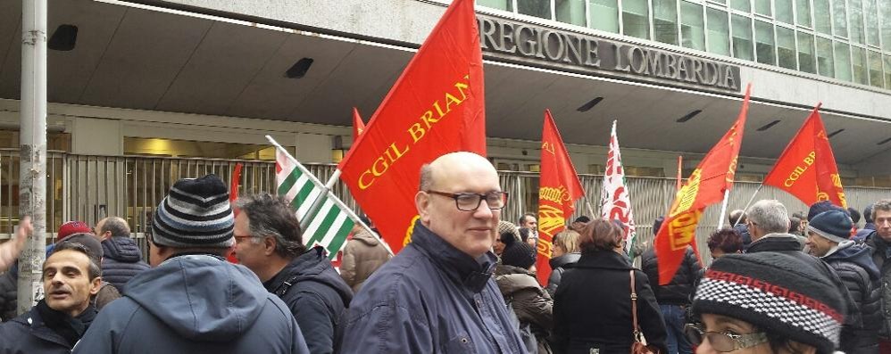 Una protesta dei lavoratori della Linkra di Agrate davanti alla sede della Regione Lombardia