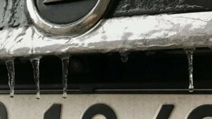 Maltempo, l’ondata artica e il ghiaccio sulle auto