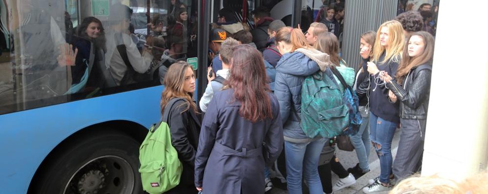 Monza Autobus sovraffollati