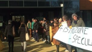 La protesta davanti alla Provincia di Monza